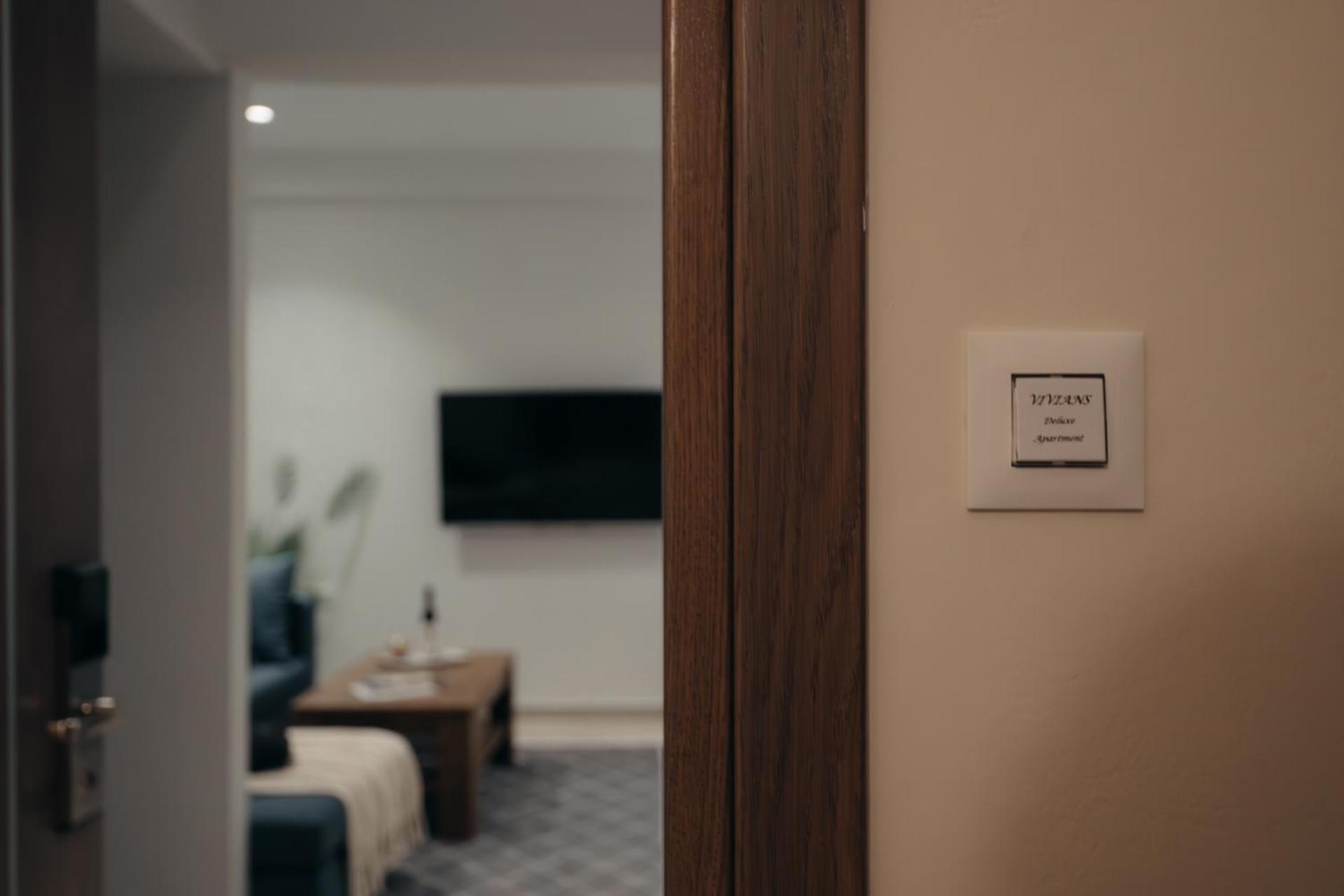 Vivian'S Deluxe Apartment Патра Экстерьер фото